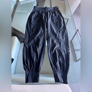 Lululemon, light joggers, size 6. Great condition.